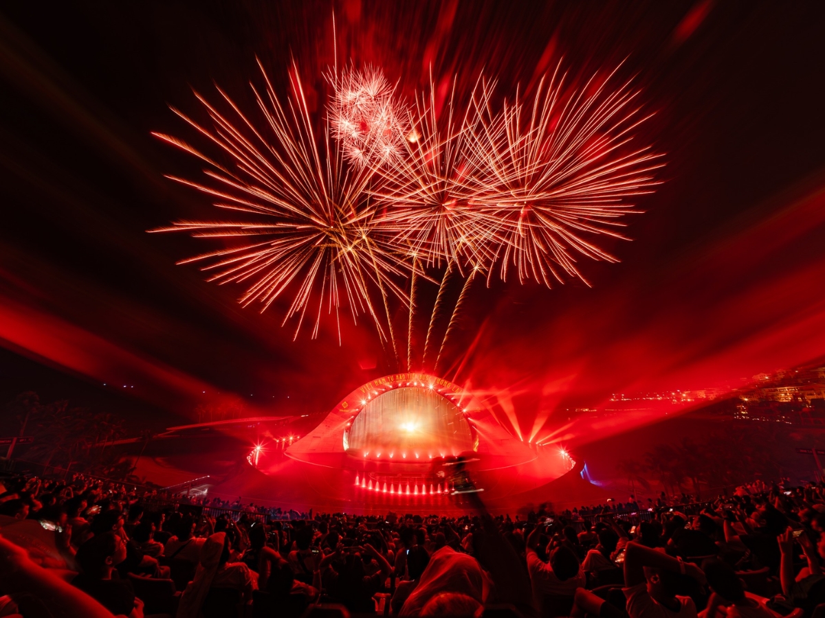 Chiêm ngưỡng màn pháo hoa rực rỡ trong show Nụ hôn của biển cả. 