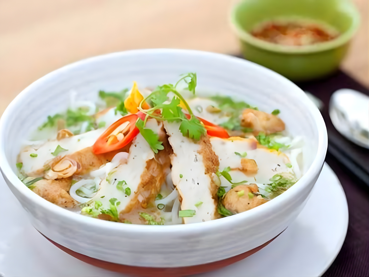 Thưởng thức món bánh canh cá thu ngon nhất khi tô bánh còn nóng hổi. 