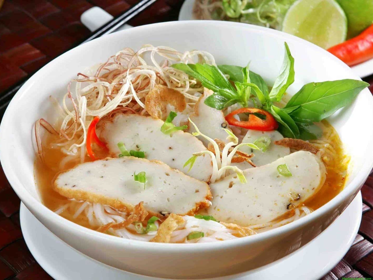 Món bánh canh cá thu thơm ngon, hấp dẫn là đặc sản nổi tiếng của Phú Quốc.
