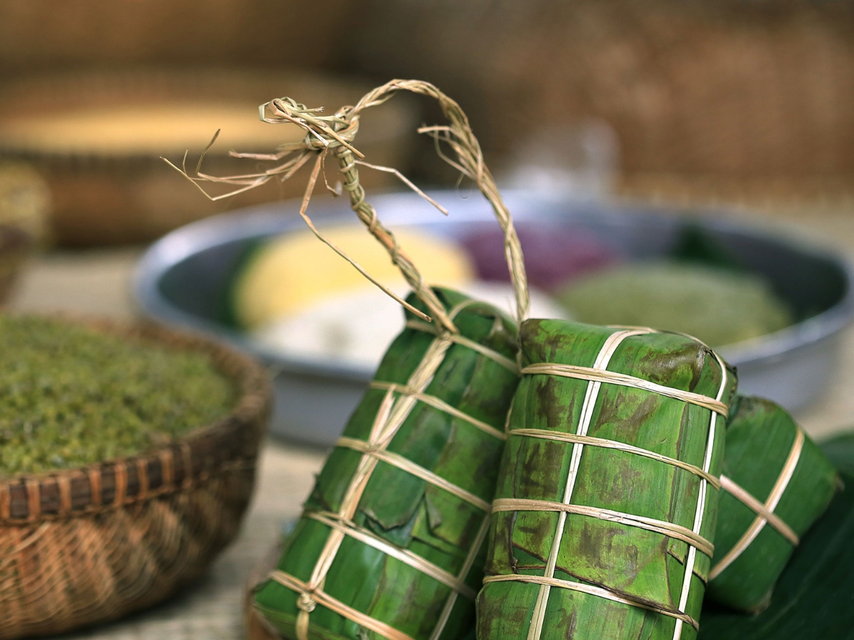 Du khách có thể mua bánh tét tại các quầy hàng uy tín ở chợ Dương Đông.