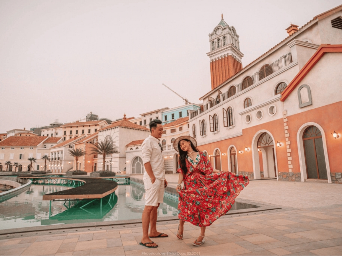 Check-in tại Tháp Đồng Hồ biểu tượng của Thị trấn Hoàng Hôn. 