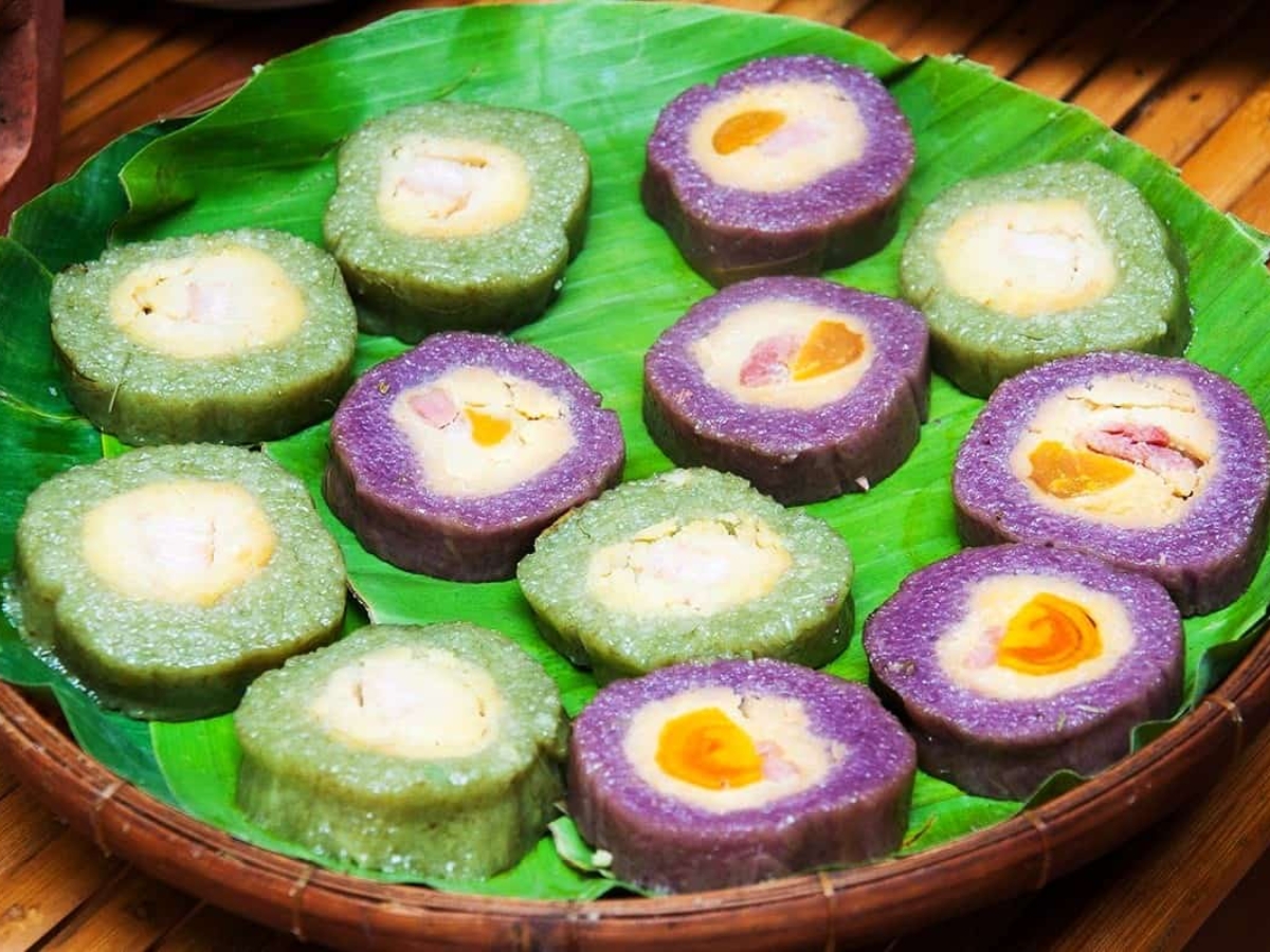 Bánh tét mật cật là món bánh truyền thống đặc trưng của miền Tây Nam Bộ.