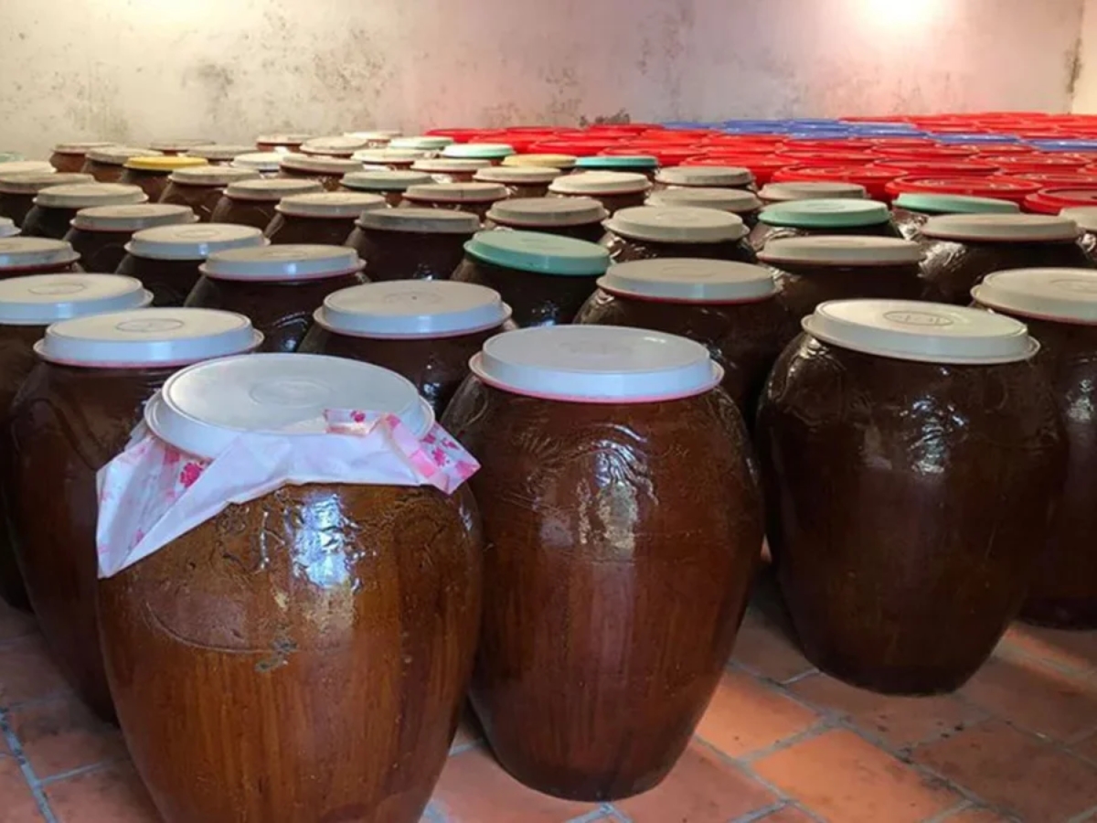 Rượu sim được ủ trong chum, sành đậy kín nắp trong 2 - 3 tháng.