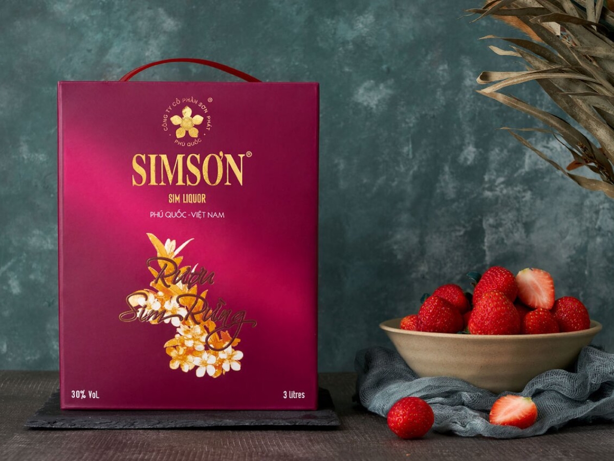 Rượu sim Sơn được đầu tư bao bì, thiết kế đẹp mắt.