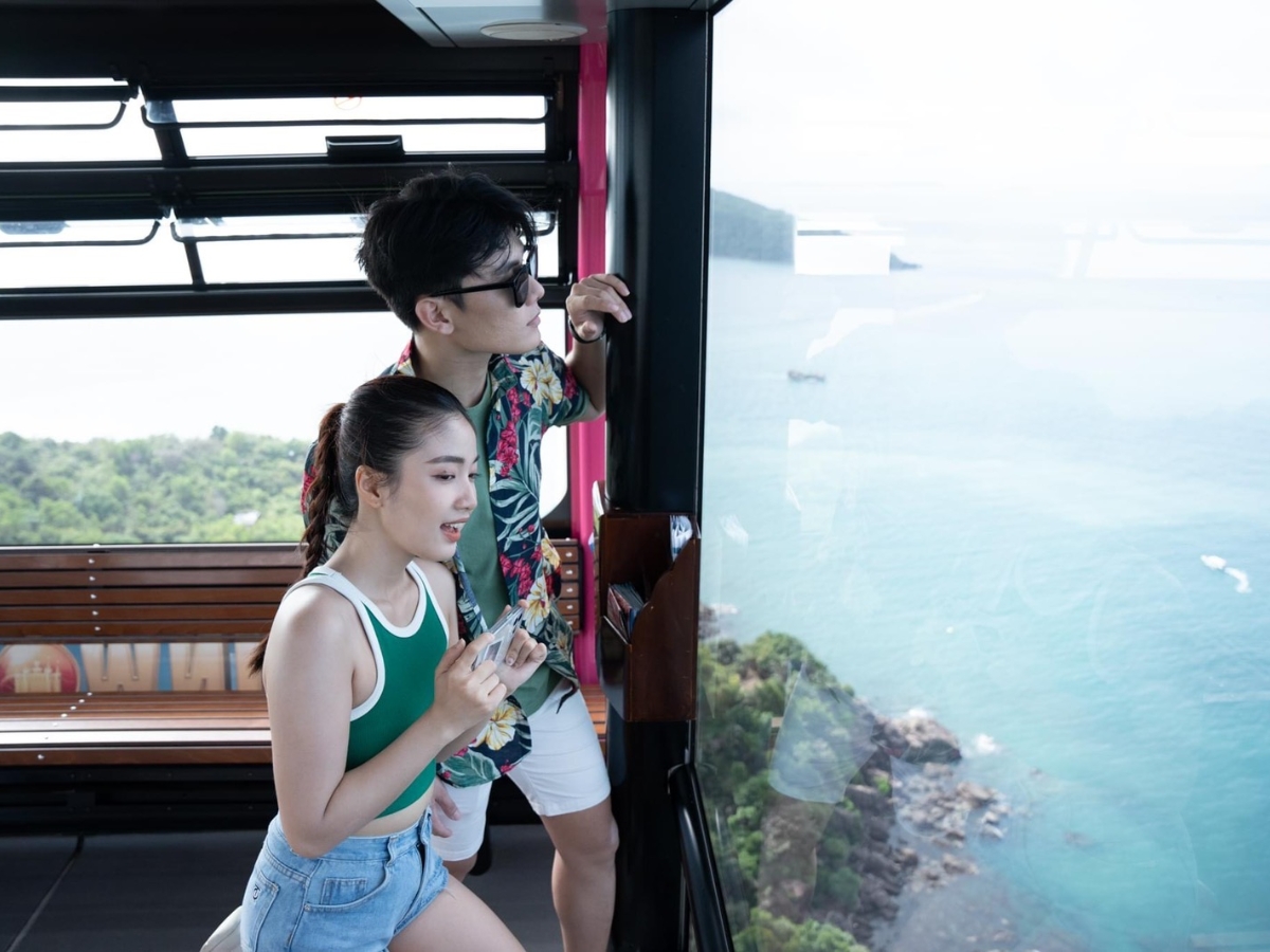 Du khách ngắm nhìn toàn cảnh quần đảo An Thới từ trên cao.