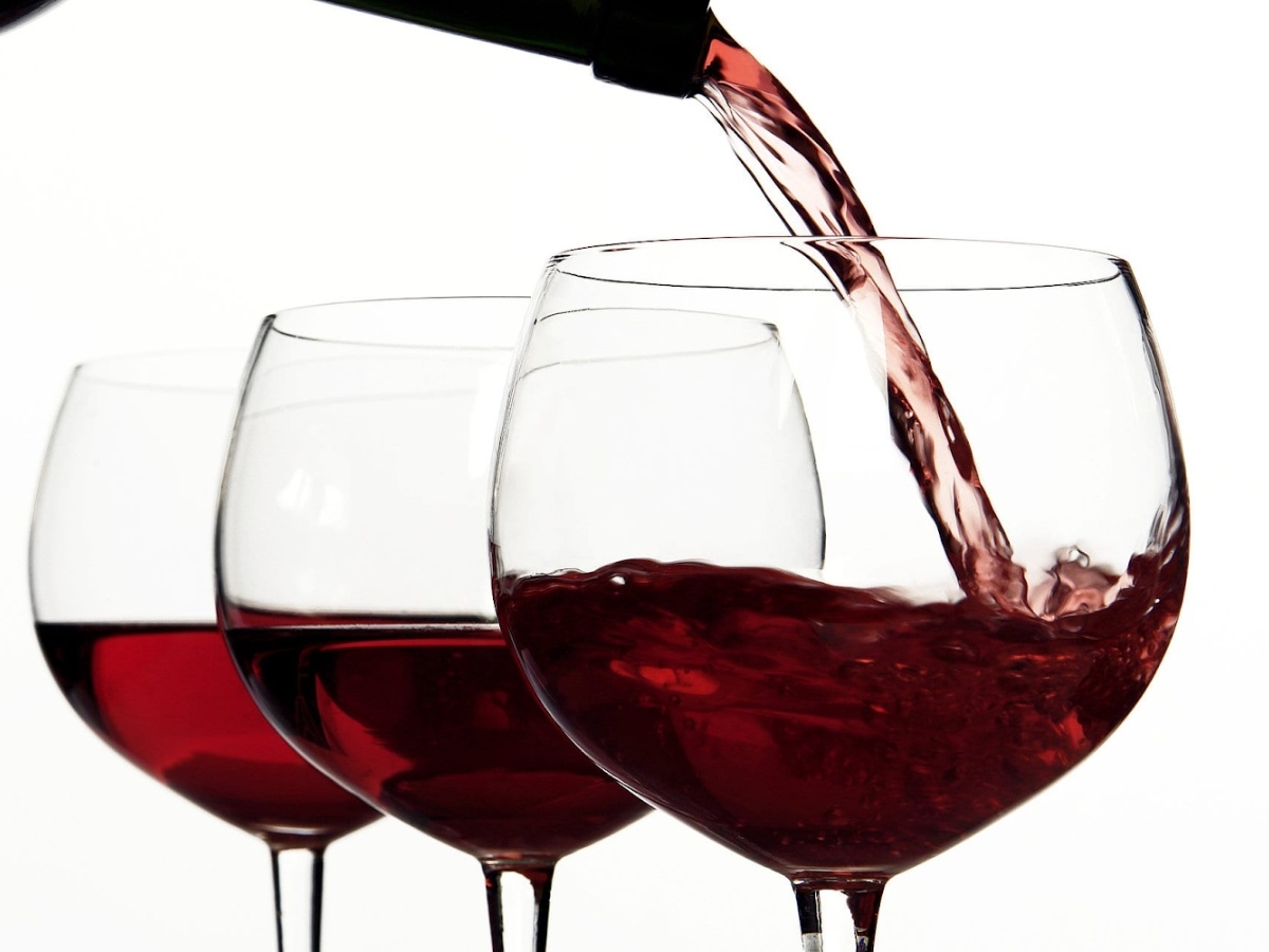 Rượu sim Phú Quốc chuẩn có màu tím tự nhiên, vị ngọt dịu và hương thơm nhẹ nhàng.