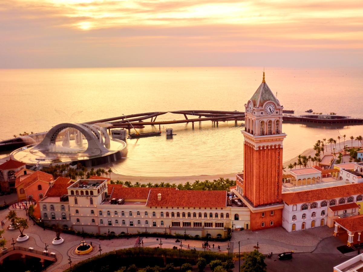 Thị trấn Hoàng Hôn được bao trùm trong ánh hoàng hôn lãng mạn.