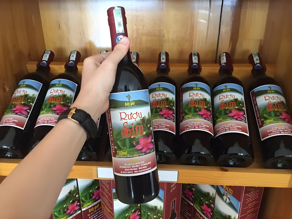 Rượu sim Bảy Gáo là thương hiệu nổi tiếng tại Phú Quốc.