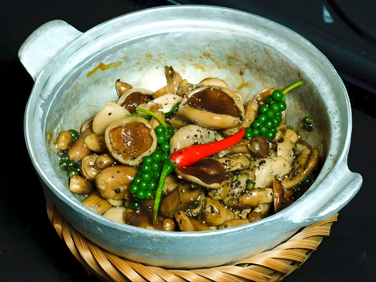 Ăn quá nhiều nấm tràm có thể gây đầy bụng, khó tiêu.