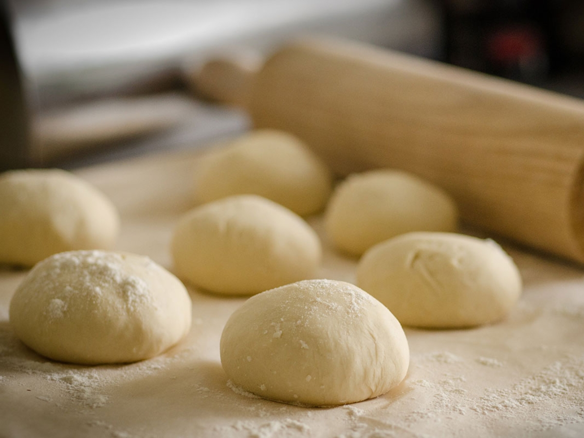 Người làm bánh khéo léo nhào nặn bột tạo nên một chiếc bánh xinh xắn. 