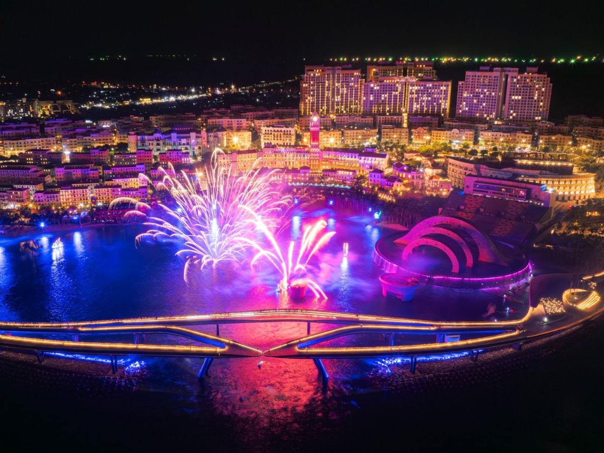 Mãn nhãn với màn bắn pháo hoa rực rỡ tại Thị trấn Hoàng Hôn. 