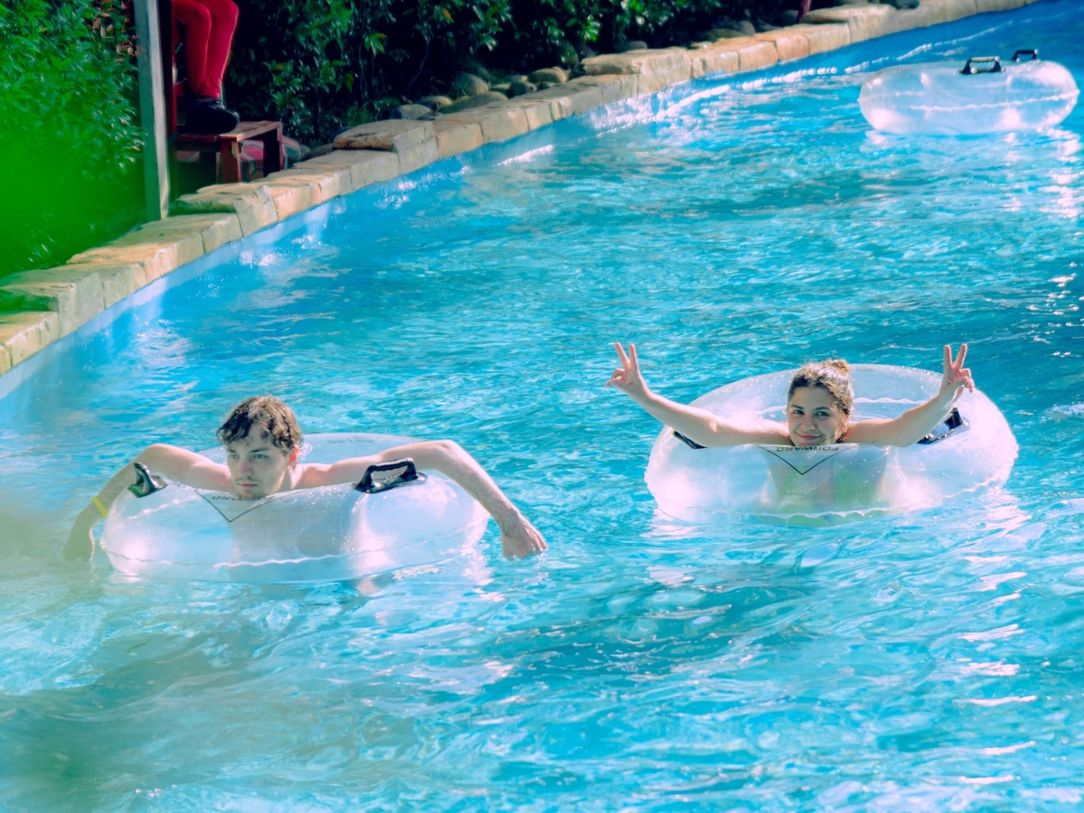 Du khách thả mình, thư giãn trên dòng sông lười tại Sun World Hon Thom. 