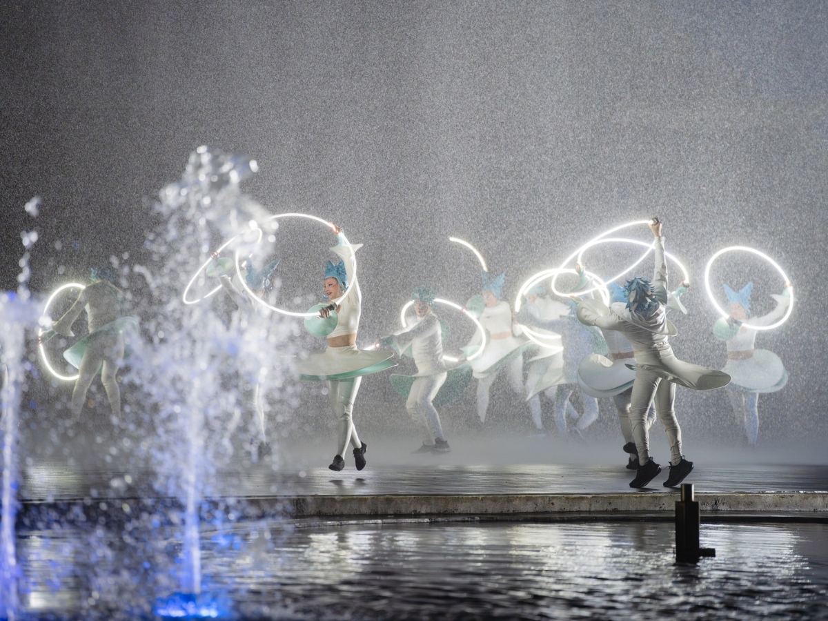 Thưởng thức show diễn Bản giao hưởng đại dương. 