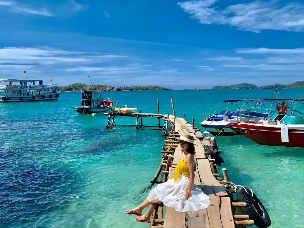 Làng chài Rạch Vẹm nổi tiếng với những cây cầu gỗ mộc mạc, đơn sơ.