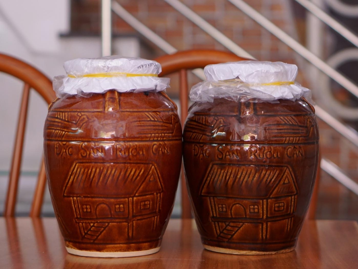 Bảo quản rượu trong chum sành để giữ trọn hương vị tự nhiên.