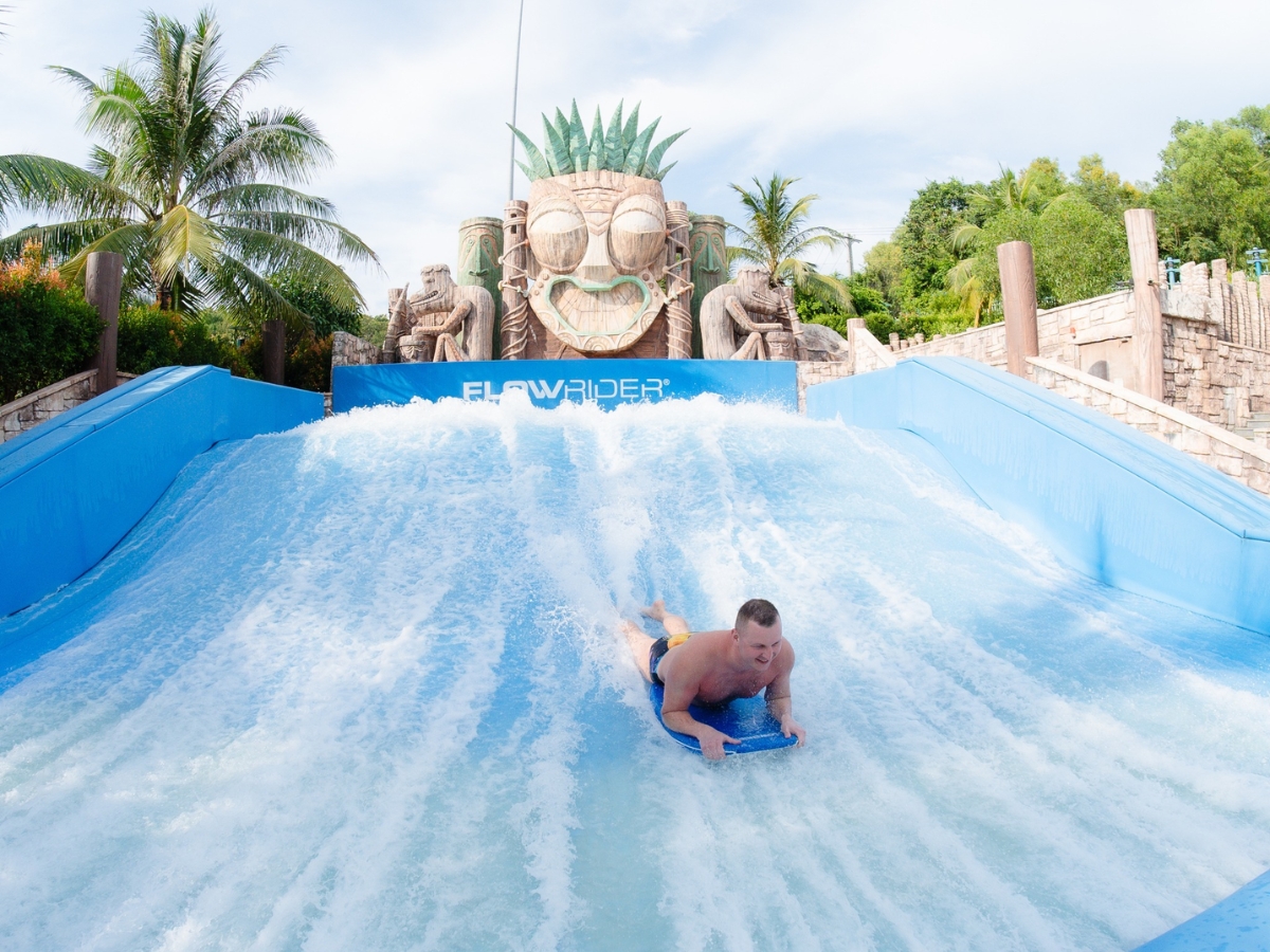 Du khách thỏa thích vui chơi tại Sun World Hon Thom.