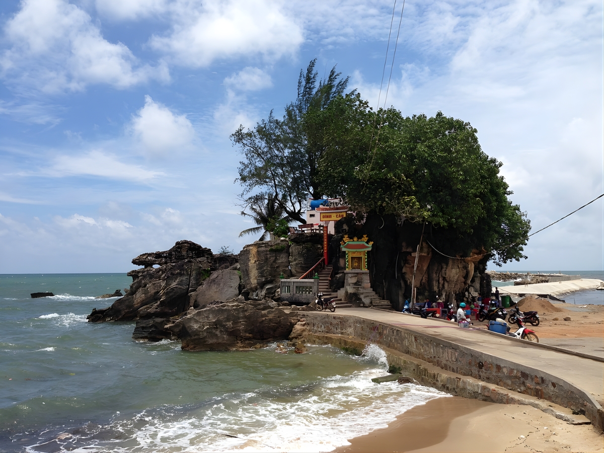 Bắt đầu buổi sáng bằng hành trình tham quan và chiêm bái tại Dinh Cậu.