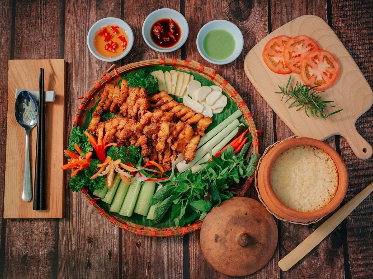 Cơm niêu thường được ăn kèm cùng nhiều món ăn khác nhau, giúp gia tăng hương vị đậm đà.