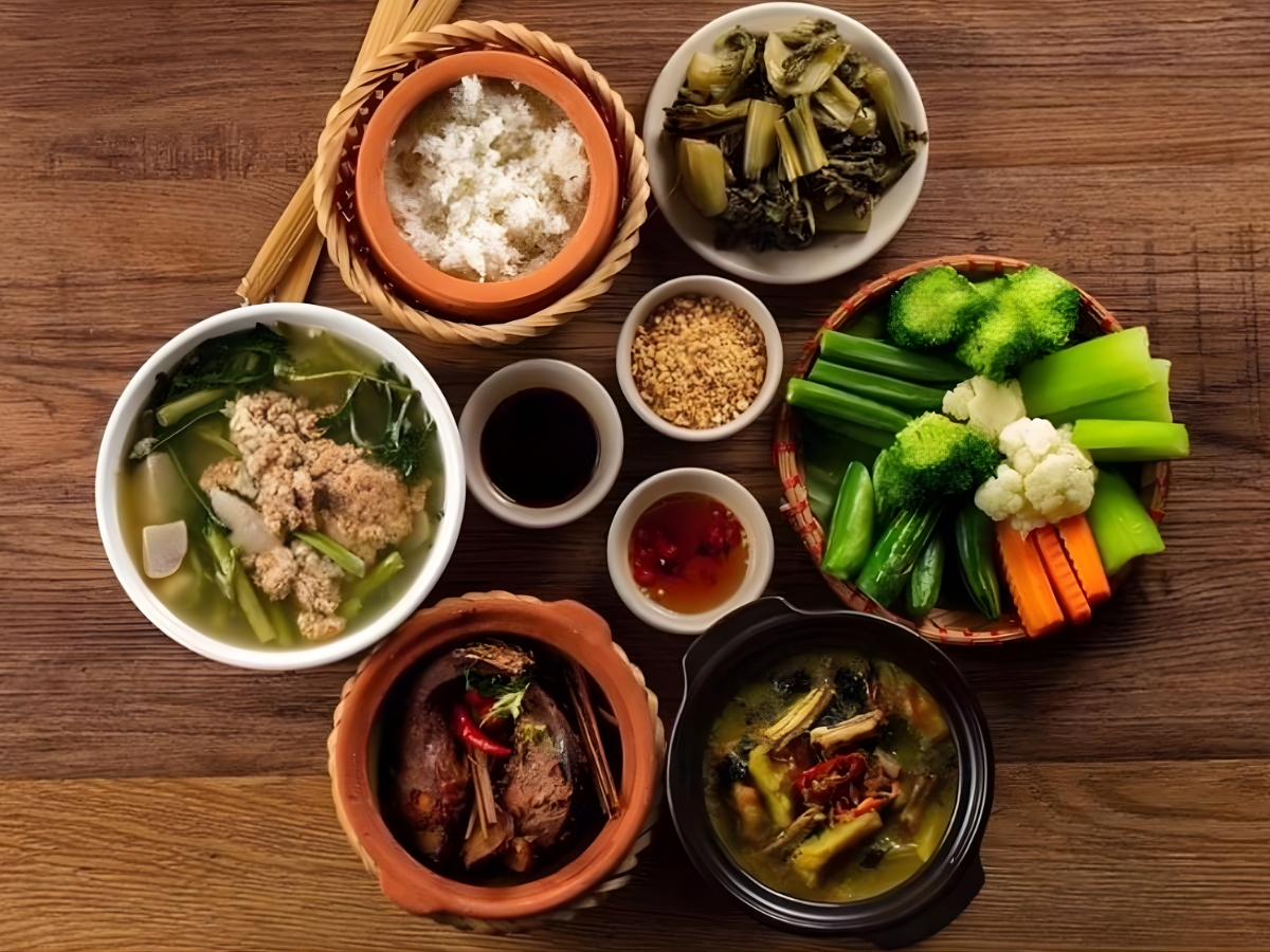 Cơm niêu Phú Quốc được chế biến theo phong cách miền Tây, mang đến hương vị độc đáo, hấp dẫn.