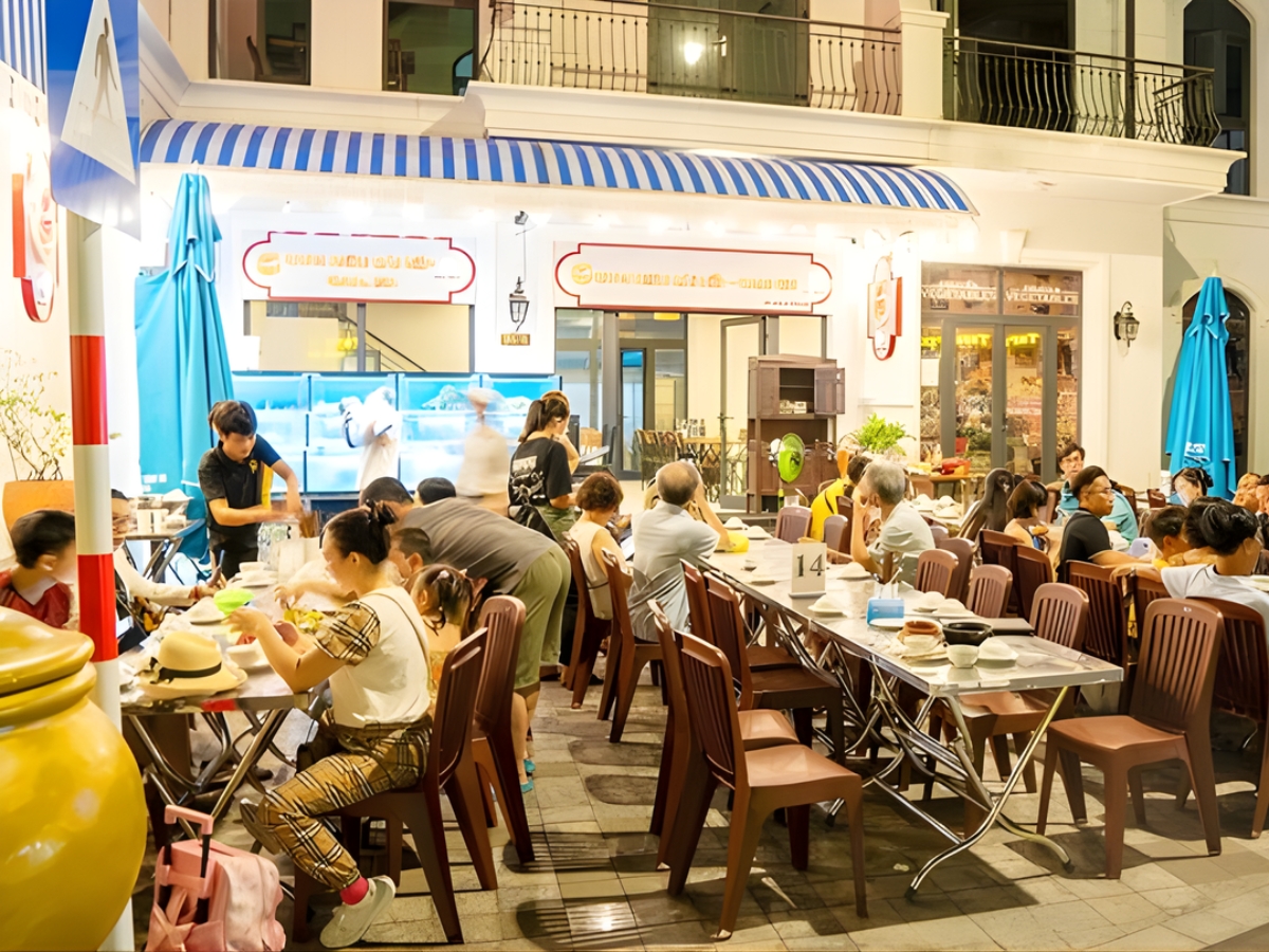 Nhà hàng sở hữu không gian ngoài trời rộng rãi, thoáng mát.