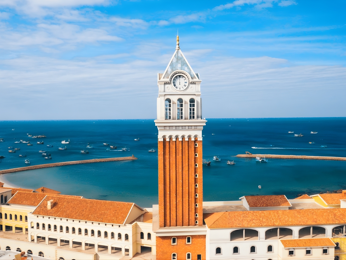 Biểu tượng Tháp Đồng Hồ nổi tiếng tại Thị trấn Hoàng Hôn. (