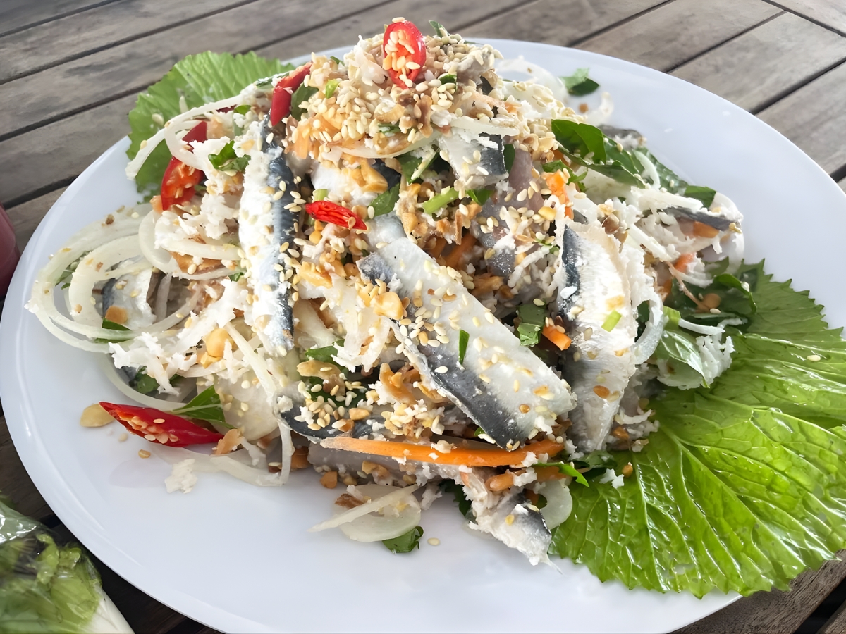 Thưởng thức món gỏi cá trích trứ danh của Phú Quốc. 