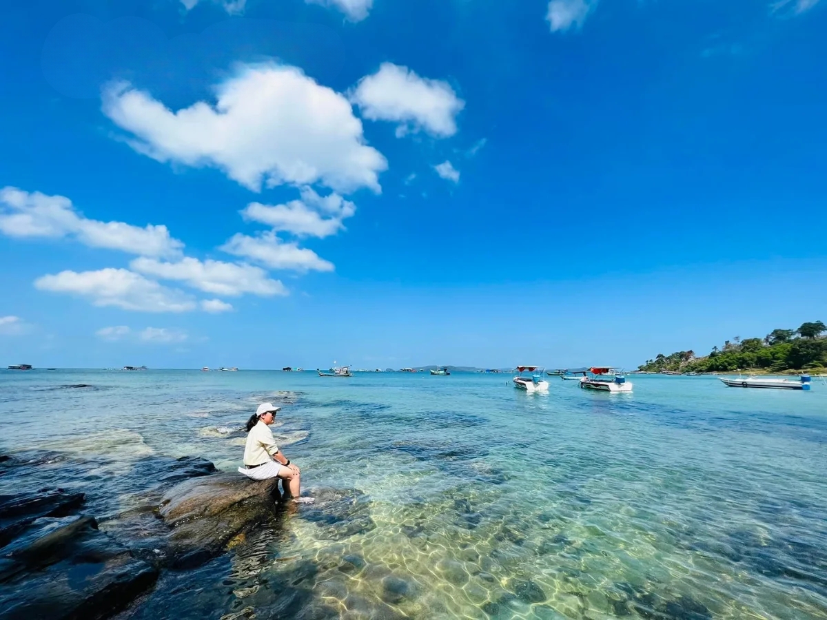 Khám phá cảnh quan thiên nhiên và tận hưởng không khí yên bình tại Gành Dầu.