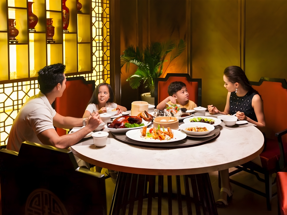 Thưởng thức các món ẩm thực Trung Hoa trong không gian sang trọng, ấm cúng. 