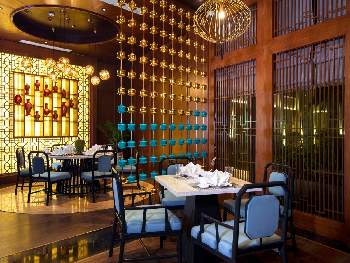 Du khách nên đặt bàn từ trước, đặc biệt là trong mùa du lịch. 