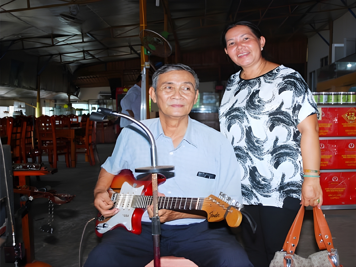 Bác chủ quán biểu diễn đàn và cất giọng ca cải lương tài tử phục vụ cho thực khách. 