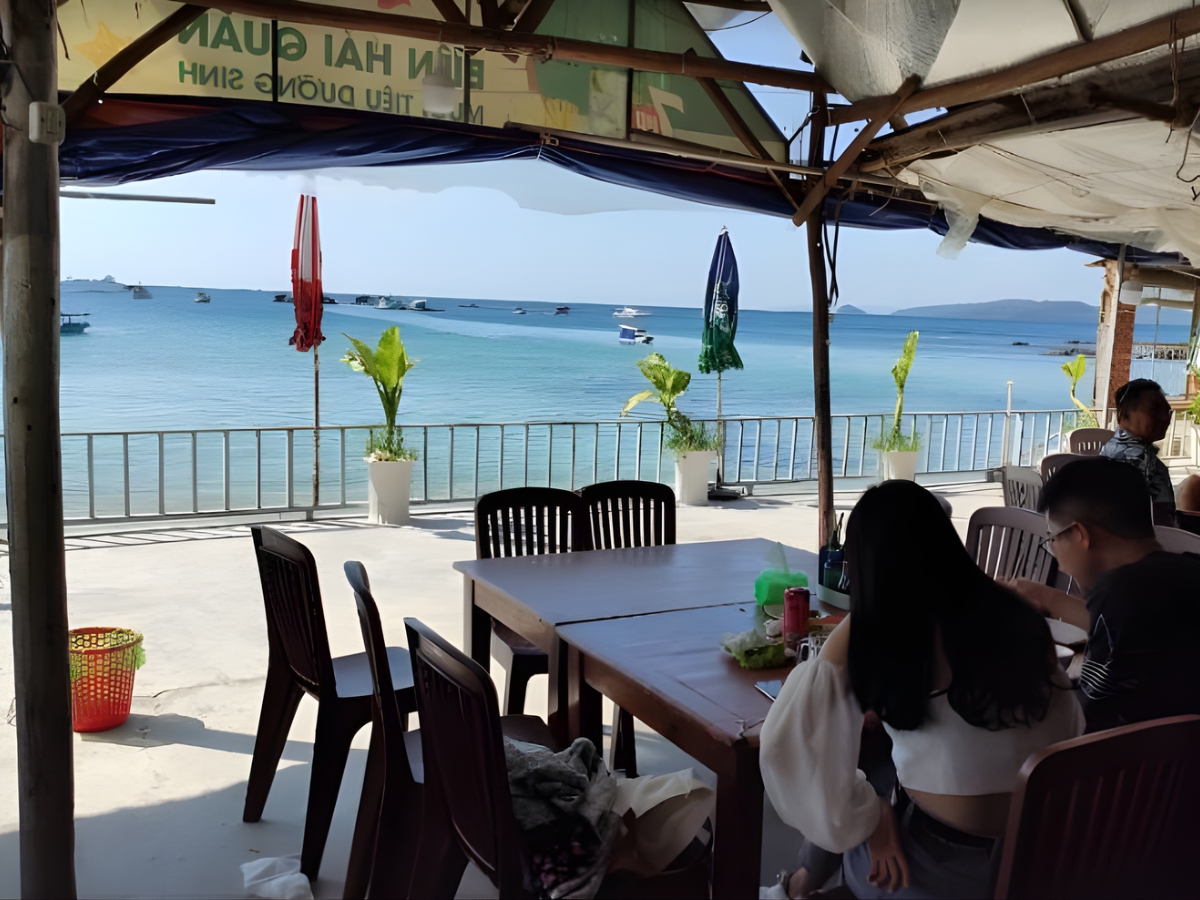 Quán có vị trí sát biển, không gian rộng rãi, thoáng đãng. 
