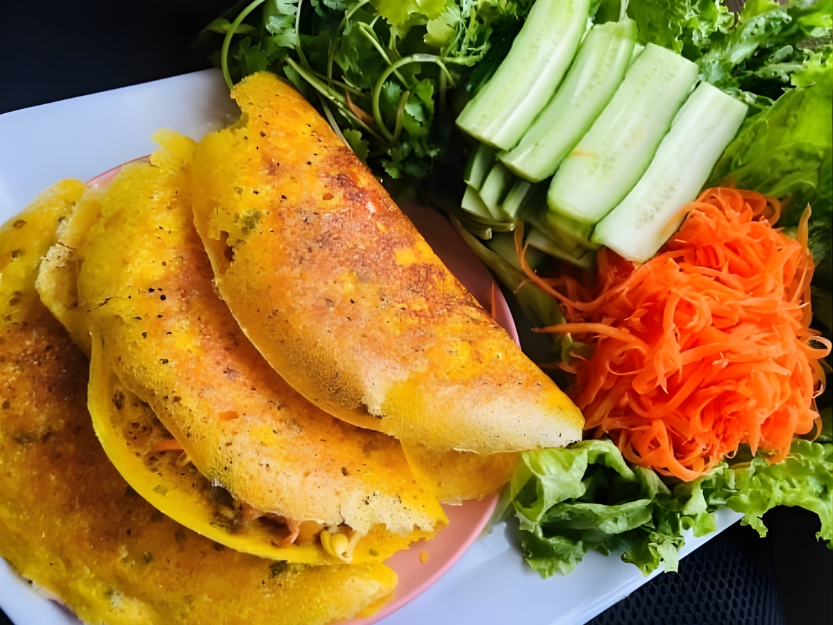 Bánh xèo Bà Năm cuốn với bánh tráng và đu đủ chua có hương vị hấp dẫn. 