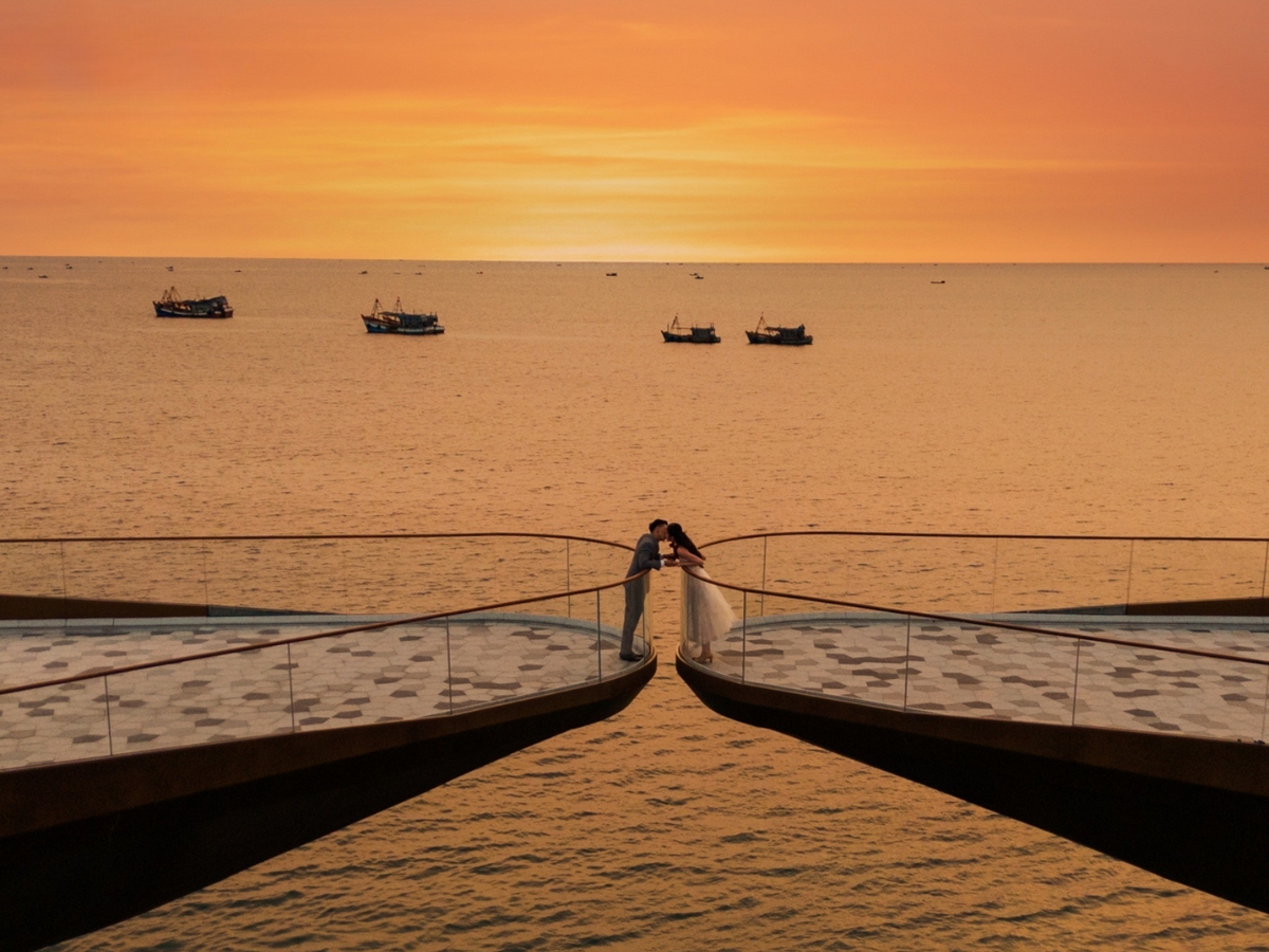Ngắm hoàng hôn lãng mạn tại Cầu Hôn Phú Quốc. 