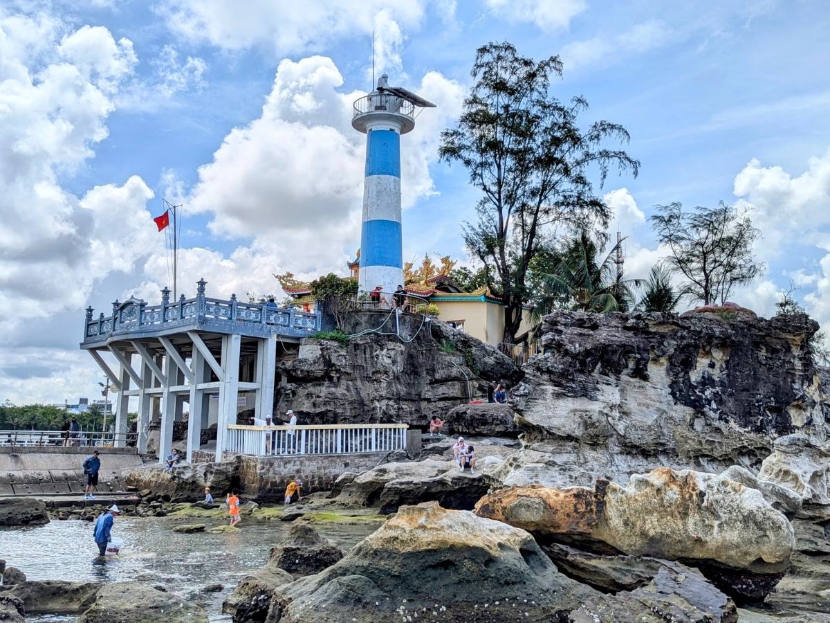 Tham quan và chiêm bái tại Dinh Cậu Phú Quốc. 