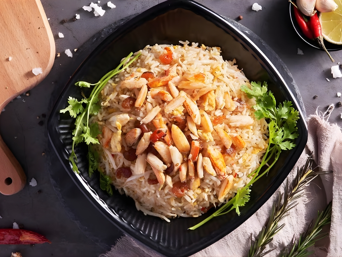 Cơm ghẹ là món ăn gắn liền với hình ảnh ẩm thực đảo Ngọc.