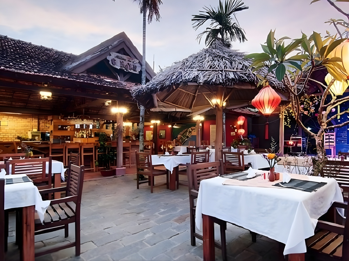 Trùng Dương Marina Restaurant sở hữu không gian ngoài trời rộng rãi, thoáng đãng.