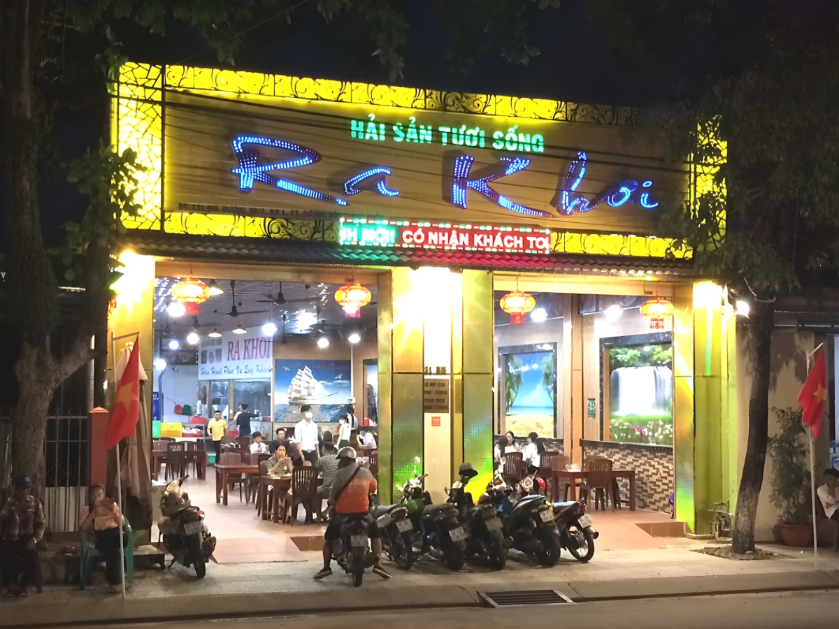 Nhà hàng Ra Khơi là một trong những địa điểm ăn uống nổi tiếng tại Phú Quốc.