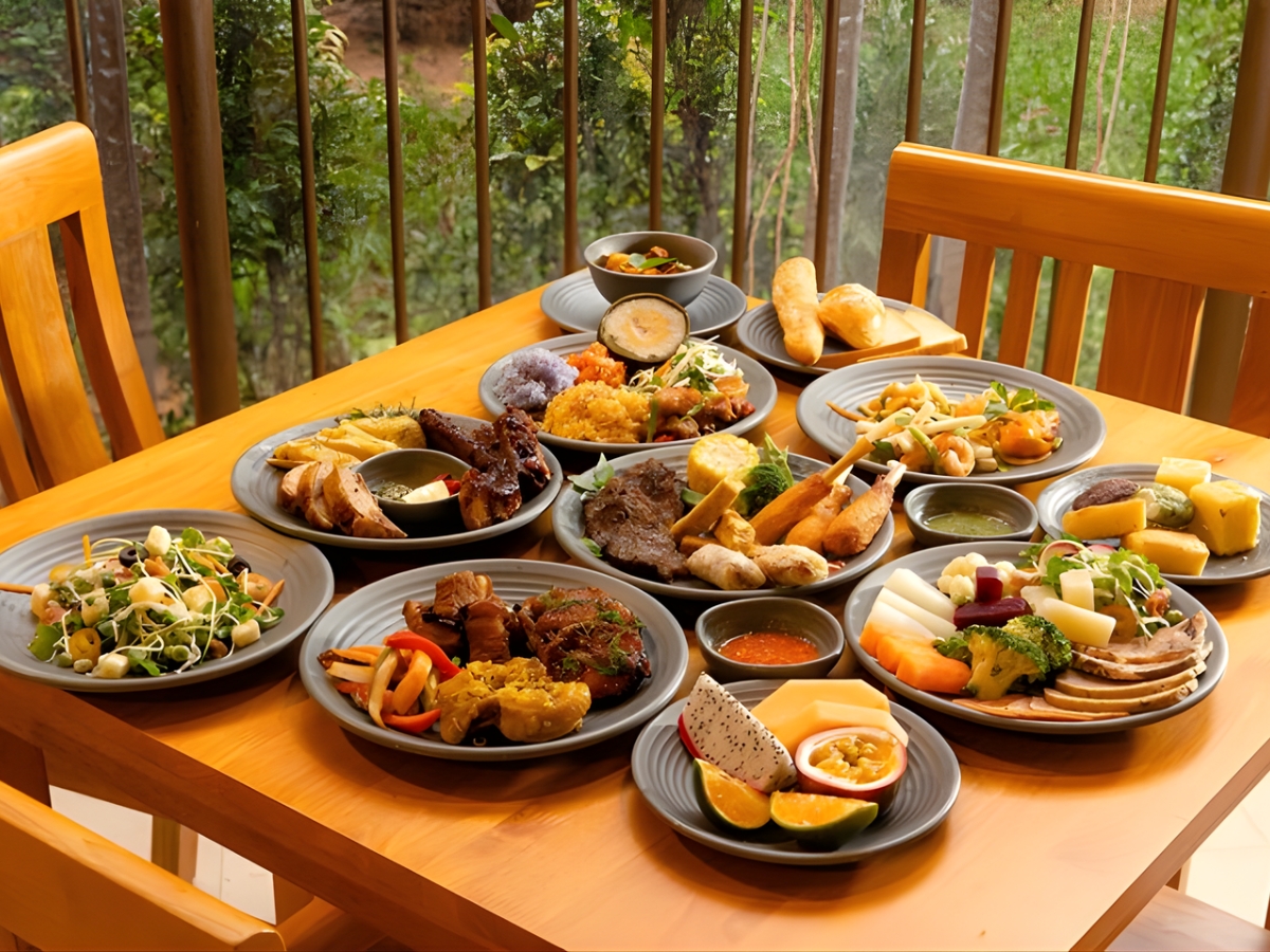 Thưởng thức thực đơn buffet với hơn 40 món tại nhà hàng Mango. 