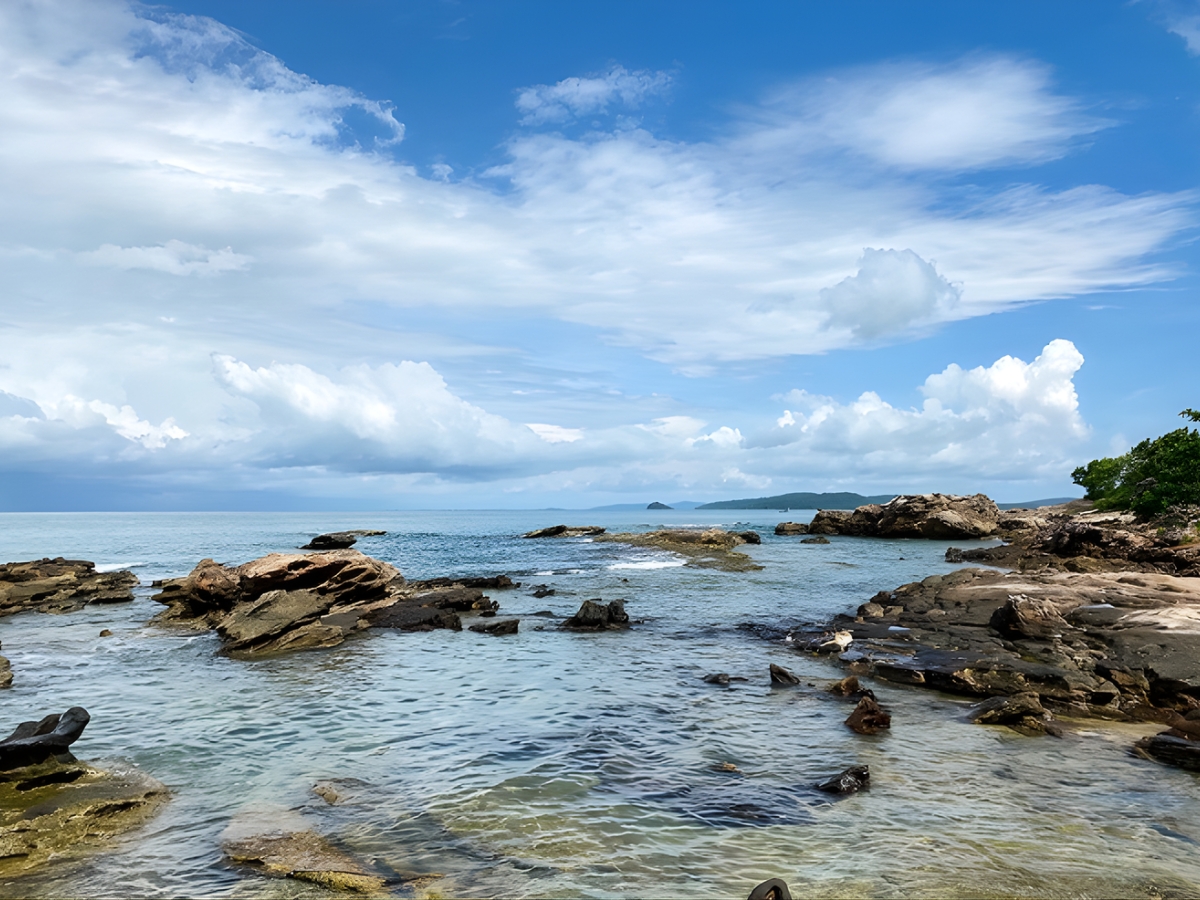 Hòn Thầy Bói Phú Quốc sở hữu cảnh sắc yên bình, thơ mộng.