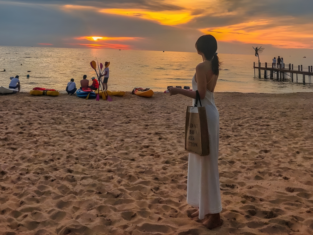 Du khách check-in tại Hòn Thầy Bói Phú Quốc. 