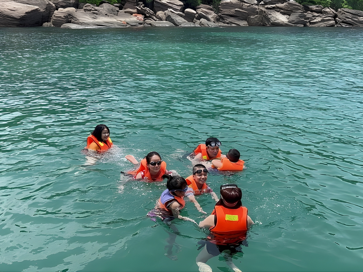 Thả mình trong làn nước mát lành tại Hòn Bần Phú Quốc. 