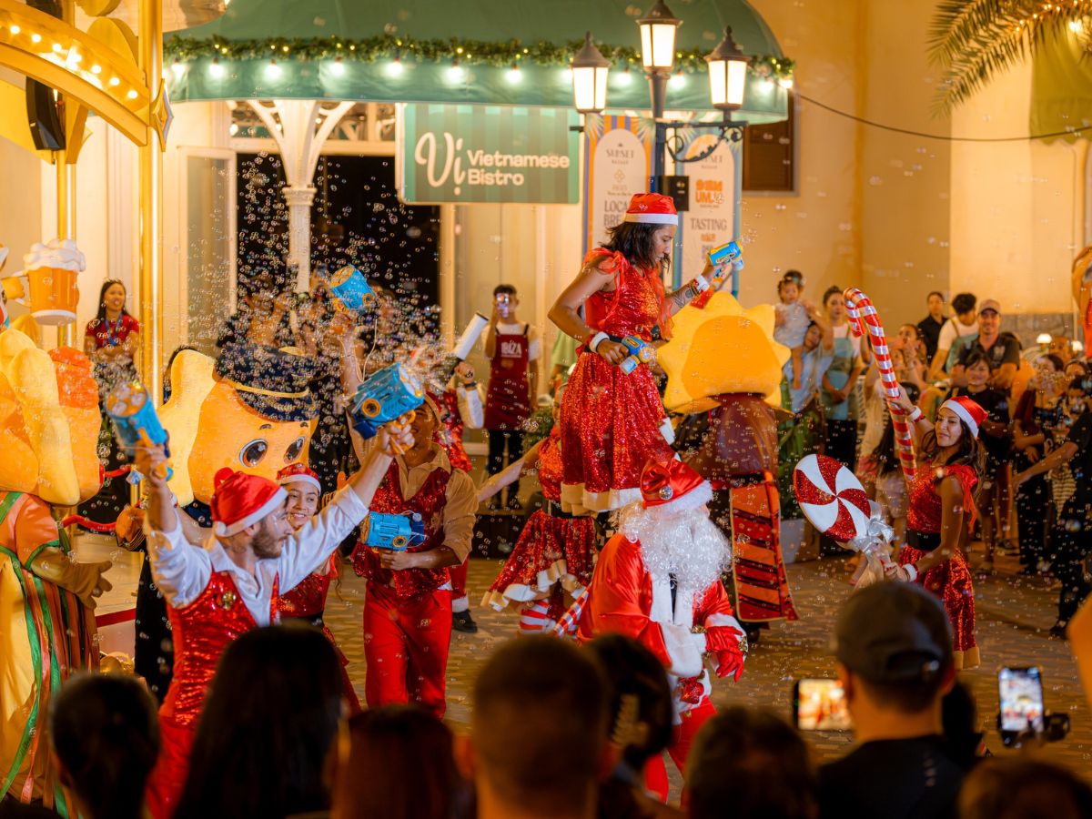 Vui chơi thỏa thích giữa không khí biển đảo sôi động.