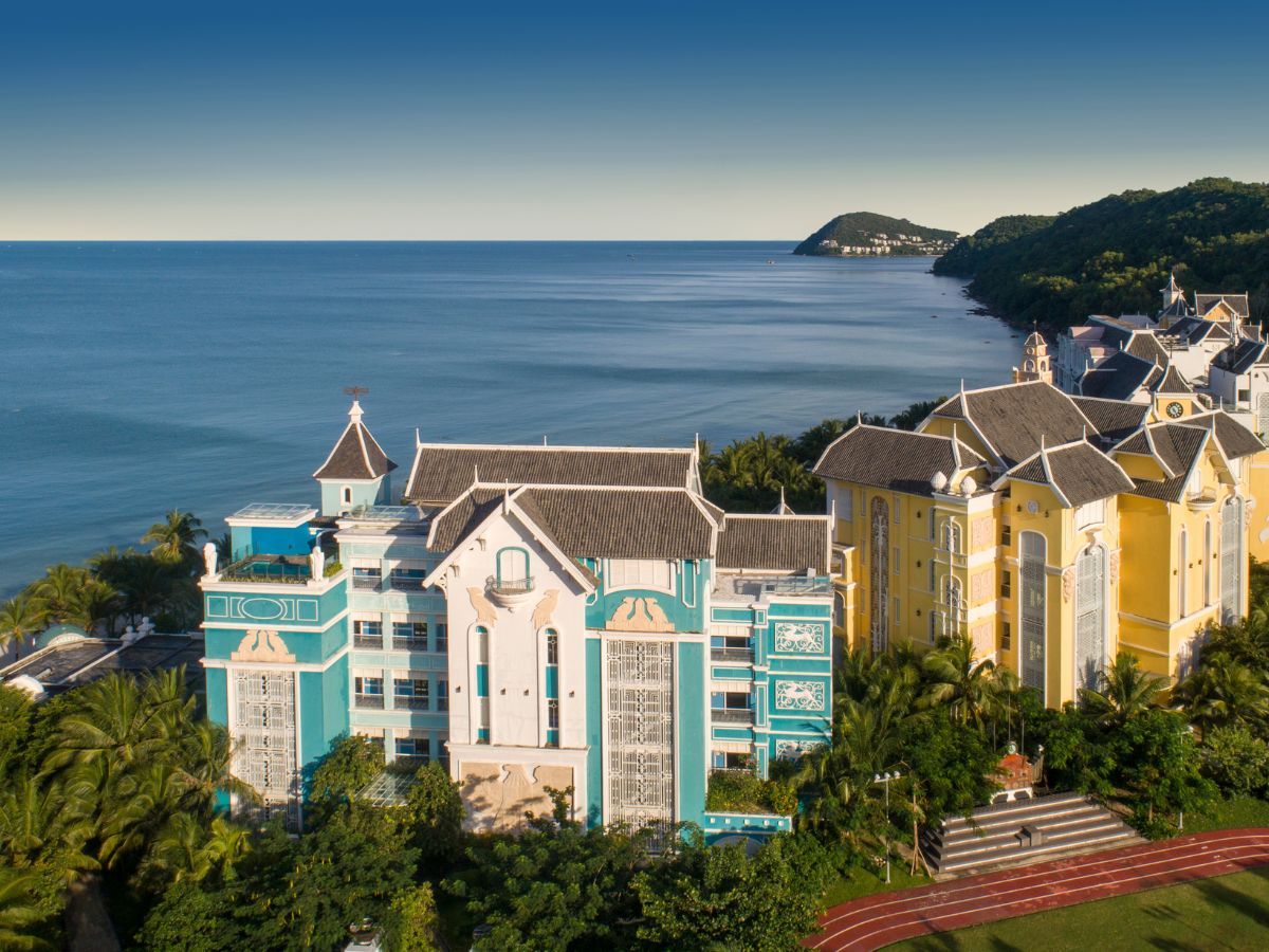 JW Marriott Phu Quoc Emerald Bay nổi bật với kiến trúc lấy cảm hứng từ đại học Pháp cổ. (Nguồn: Sưu tầm)