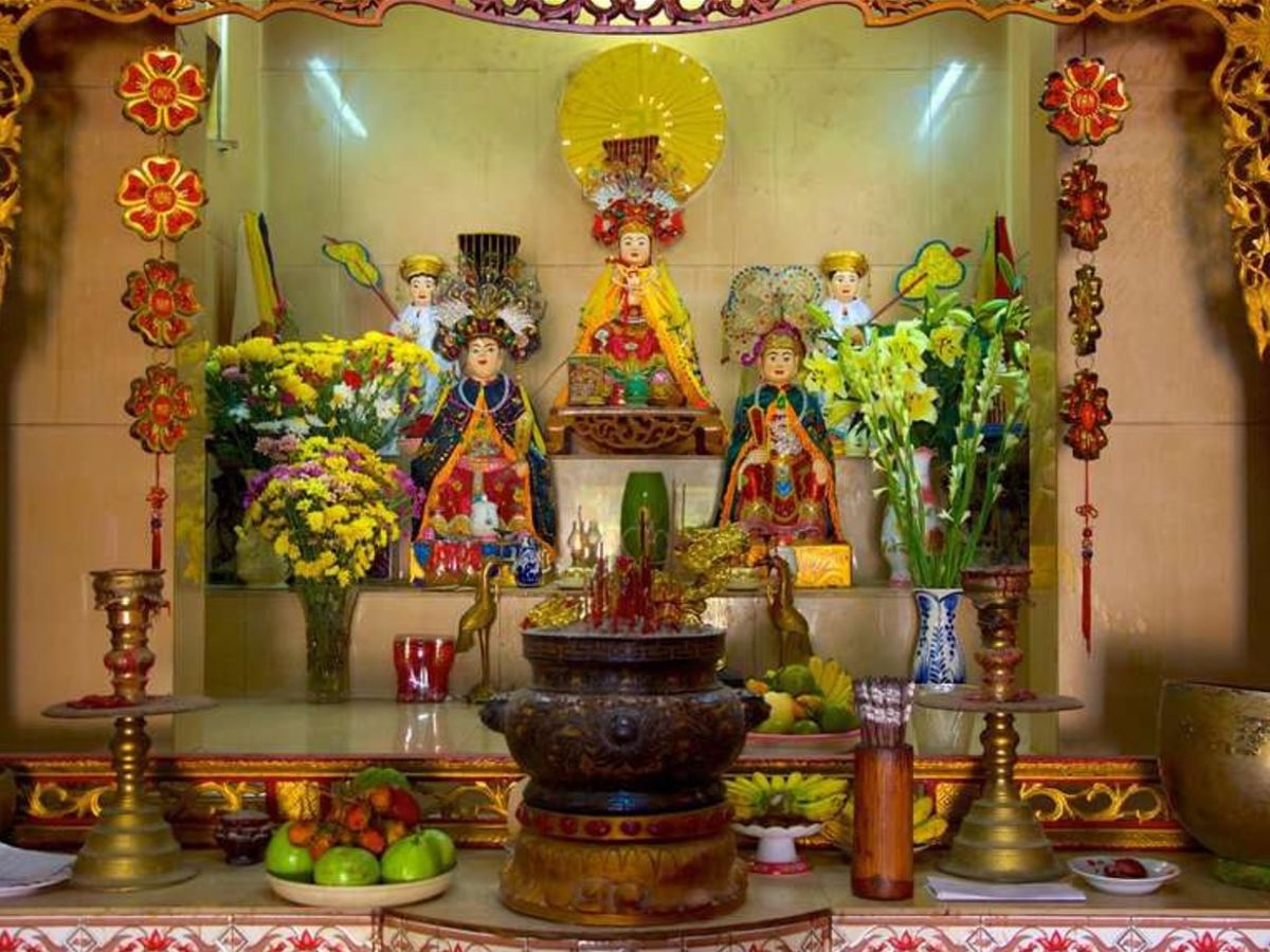 Bàn thờ Thủy Long Thánh Mẫu được bài trí trang nghiêm và cổ kính.