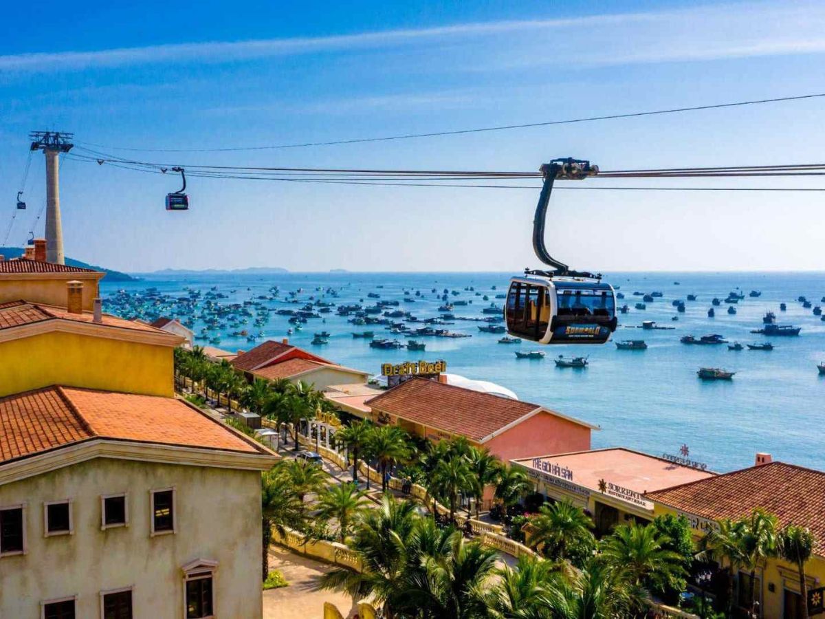Cáp treo Sun World Hon Thom mang đến trải nghiệm ngắm biển ấn tượng.