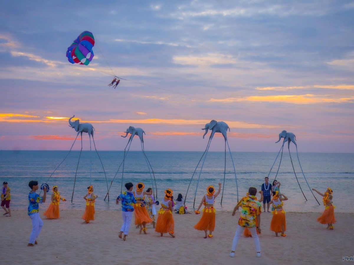 Phú Quốc nổi bật nhờ sự giao thoa giữa lễ hội truyền thống và hiện đại.