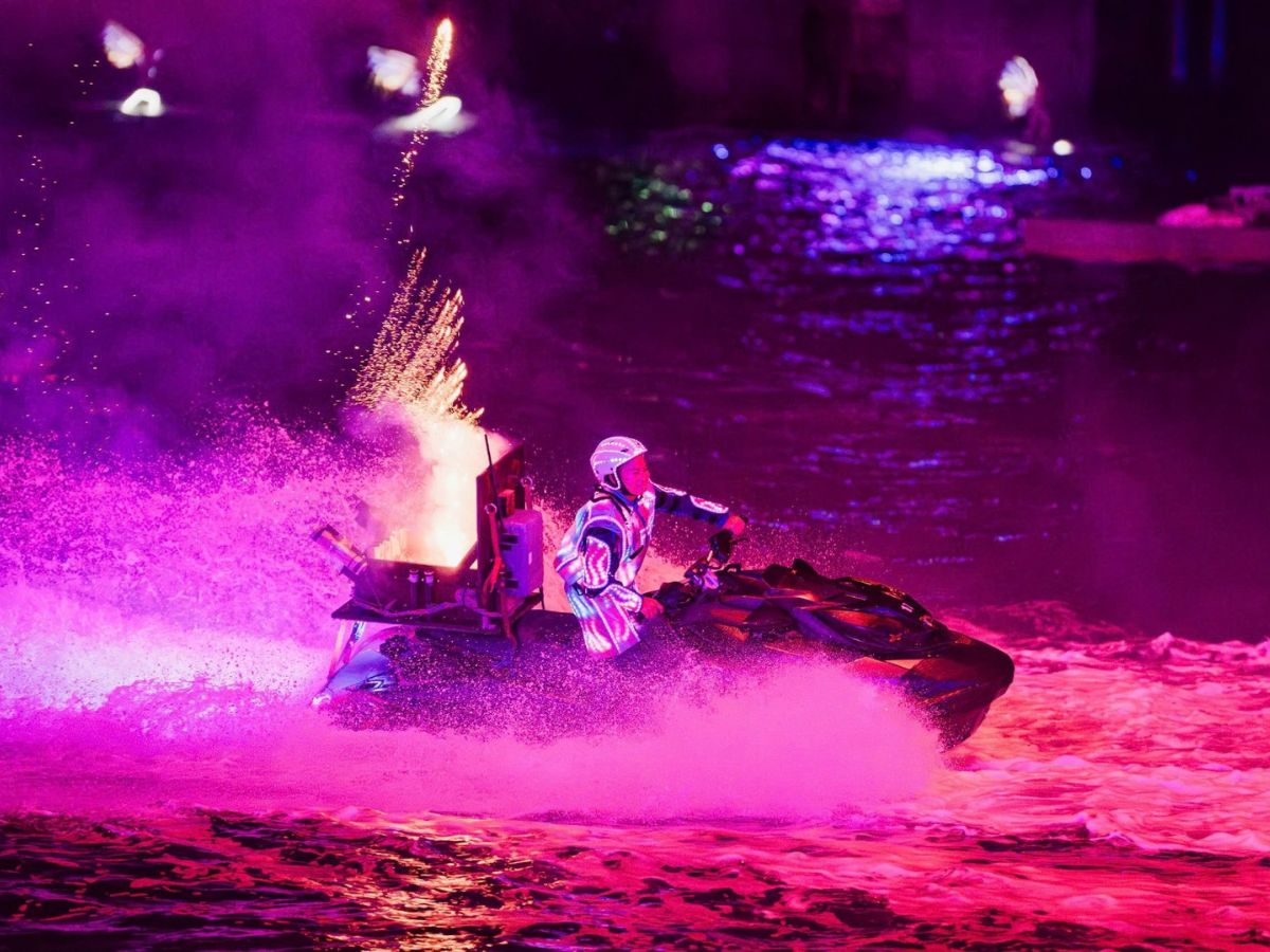 Show diễn thực cảnh quy mô lớn tạo dấu ấn giải trí nổi bật.