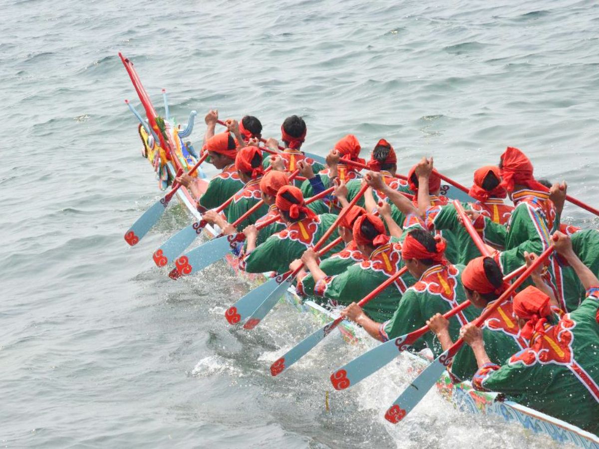 Lễ hội đua thuyền Phú Quốc với không khí náo nhiệt, sôi động. 