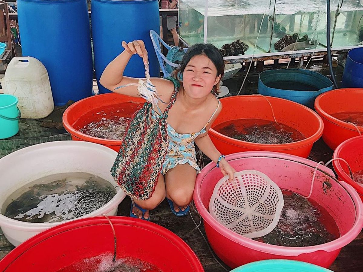 Hoạt động mua bán hải sản phản ánh sinh kế truyền thống của người dân đảo.