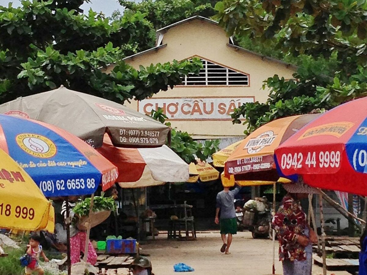 Chợ Cầu Sấu Phú Quốc mang đậm hơi thở sinh hoạt của cộng đồng ngư dân ven biển.